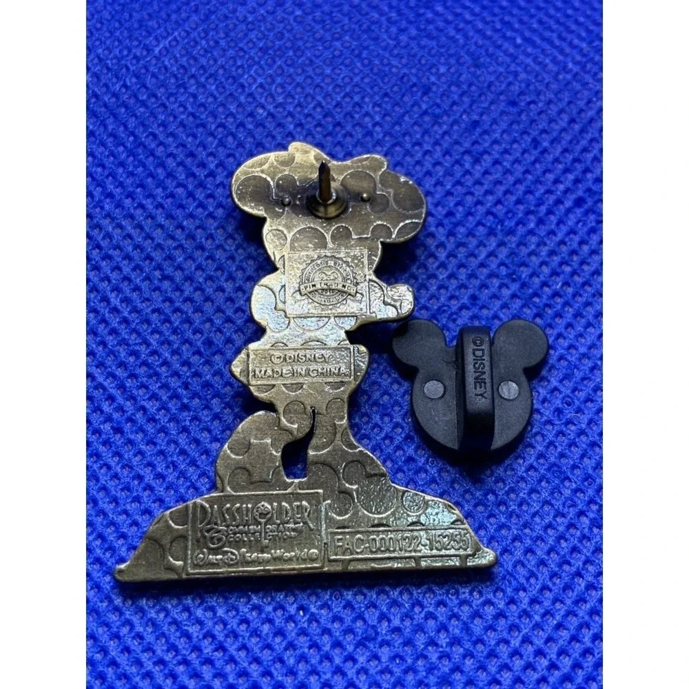 2016 Minnie Mouse Annual Pass Holder Disney pin Bronze Statue